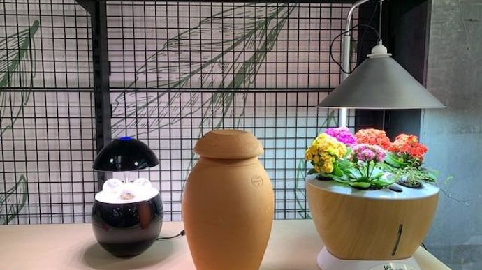 Le « Lab’au jardin » permet aux petits scientifiques en herbe, mais aussi aux grands, de découvrir le pollen et les pistils d’une plante, les nouvelles pratiques culturales… ©Odile Maillard